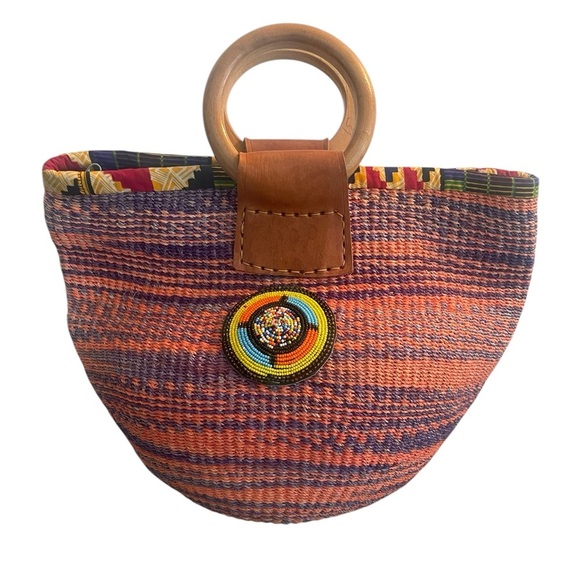 Africa Designed Handbags - African Hand Woven Raffia Fibers
Handbag with Wooden Handle granny core